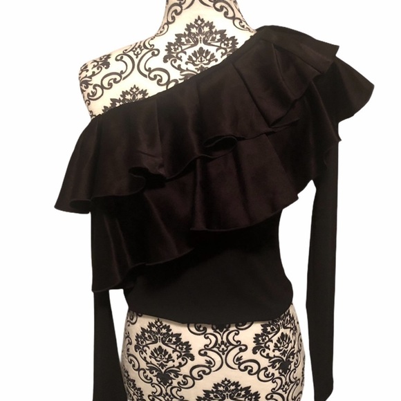 ALICE & Olivia Izzy off the shoulder black ruffle top
Size 4 - Picture 6 of 11